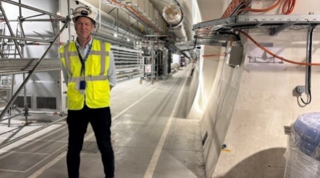 Markus Zerlauth, Projektleiter des HL-LHC am Cern, steht in einem neuen Servicetunnel rund 70 Meter unter der Erde. Foto: dpa/Christiane Oelrich