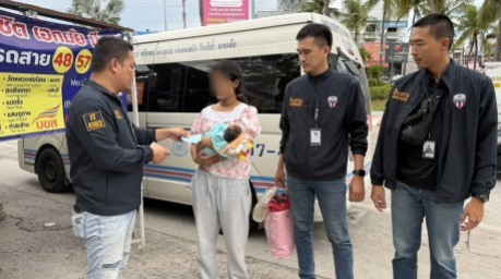 Ermittler der Polizeiwache Na Jomtien übergeben der 14-jährigen Mutter ein Busticket für die Heimreise zu ihrer Familie. Bild: TMN.TV