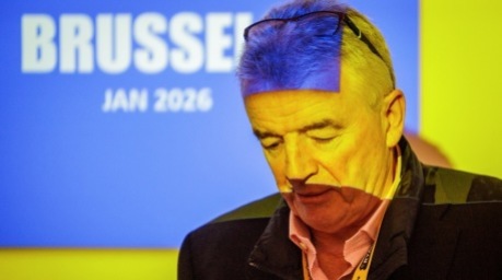 Michael O'Leary nimmt an einer Pressekonferenz in Brüssel teil. Ryanair kritisiert steigende Kosten und geplante höhere Luftverkehrsabgaben in Belgien. Foto: epa/Olivier Matthys