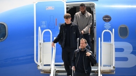 Jonathan Tah, Torhüter Alexander Nübel und Torhüter Oliver Baumann verlassen das Flugzeug nach der Ankunft am Flughafen Smith Reynolds. Foto: Federico Gambarini/dpa