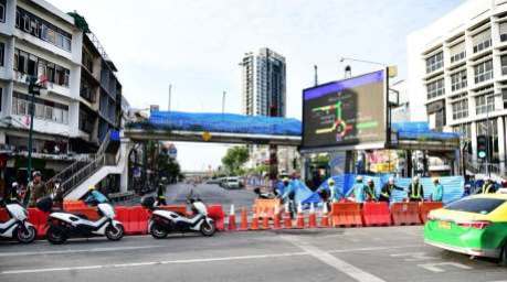 Wegen des Tunnelwasserlecks an der Purple Line bleibt der Bereich am Kreisverkehr Wongwian Yai weiträumig abgesperrt. Ingenieure überwachen die Gefahrenzone rund um die Uhr. Bild: Bangkok Metropolitan Administration (BMA)