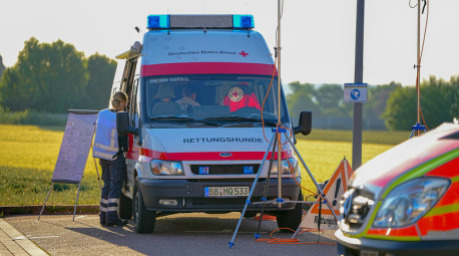 Polizei, Suchhunde und zahlreiche Einsatzkräfte sind in Renningen auf der Suche nach einem vermissten Kleinkind im Einsatz. Foto: dpa/Onw-images/enrique Kaczor