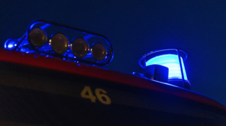 Ein Blaulicht leuchtet auf einem Einsatzfahrzeug der Feuerwehr. Foto: Philipp von Ditfurth/dpa