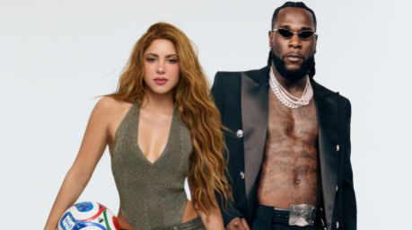 Shakira und Burna Boy posieren bei einem Fotoshooting zum offiziellen WM-Song „Dai Dai“. Foto: Nico G/dpa
