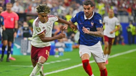 Spaniens Lamine Yamal und Frankreichs Theo Hernández kämpfen im WM-Halbfinale in Dallas um den Ball. Foto: Sam Wasson/epa
