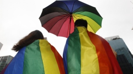 Teilnehmer tragen beim Korea Queer Culture Festival in Seoul einen Regenbogenschirm als Symbol für Vielfalt und die Rechte sexueller Minderheiten. Foto: Kim Chul-Soo/epa/dpa