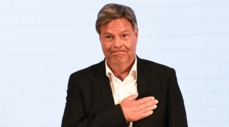 Der scheidende Bundeswirtschaftsminister Robert Habeck bei der Amtsübergabe im Bundesministerium für Wirtschaft und Klimaschutz in Berlin. Foto: EPA/Filip Singer