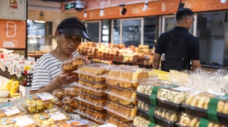 Eine Kundin kauft in einem Supermarkt in Peking ein. Chinas Handelsüberschuss ist im Juni 2026 stärker gestiegen als erwartet. Foto: Wu Hao/epa