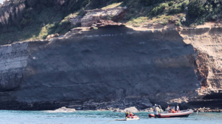 Rettungskräfte suchen vor der Steilküste von Biarritz nach einer vermissten Person, nachdem ein Fels ins Meer gestürzt war. Foto: AP/dpa/yohan Bonnet
