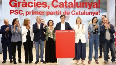 Der Kandidat der Sozialistischen Partei Kataloniens (PSC), Salvador Illa (C), spricht auf einer Pressekonferenz während der Regionalwahlen in Katalonien in Barcelona zu den Medien. Foto: epa/Quique Garcia