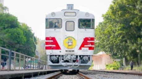 Die Thailändische Staatsbahn setzt auf der Strecke zwischen Bangkok und Ayutthaya historische Dieseltriebwagen aus Japan ein, um den Ausflugstourismus zu fördern. Bild: SRT