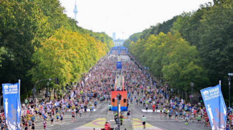 Die Läufer laufen auf der Straße des 17. Juni auf die Siegessäule zu. Foto: Sebastian Christoph Gollnow/dpa