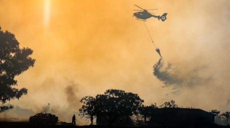 Feuerwehrleute bekämpfen mit einem Hubschrauber einen Waldbrand im Naturschutzgebiet Acquafredda bei Rom. Foto: Francesco Benvenuti/Lapresse/ap/dpa