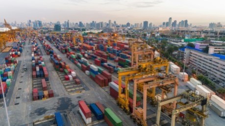 Die Regierung prüft eine Verlagerung des Güterumschlags vom Bangkok Port nach Laem Chabang in der Provinz Chonburi. Bild: Getty Images für Unsplash+