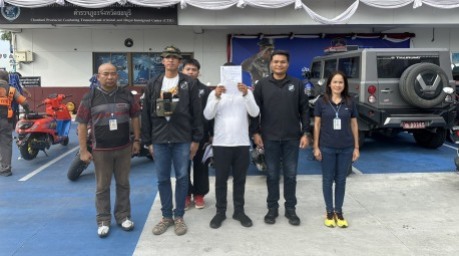 Der festgenommene indische Staatsangehörige wurde nach der Kontrolle zur Polizeiwache Pattaya City abgeführt. Bild: TMN.TV