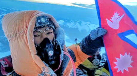 Ngima Gyaljen Sherpa auf dem Gipfel des Mount Everest im Jahr 2019. Foto: Ngima Gyaljen Sherpa/dpa