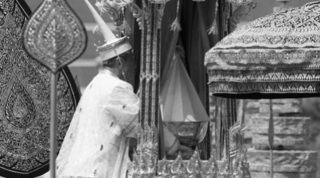 Die Große Goldene Urne gilt als eine der bedeutendsten Insignien des thailändischen Königshauses und steht für höchste königliche Ehren. Foto: epa/Pongmanat Tasiri