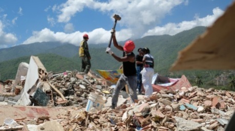 Freiwillige räumen nach den schweren Erdbeben Trümmer in La Guaira in Venezuela weg. Foto: EPA/Xaume Olleros