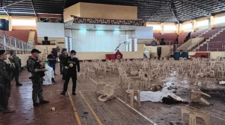 Bombenexplosion während einer religiösen Messe im Süden der Philippinen. Foto: epa/Pglds-pio / Handout