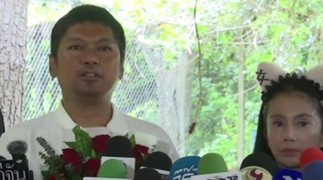 Sek Loso (links) und seine Ehefrau Kan Wiphakorn sprechen nach seiner Bewährungsentlassung vor Medienvertretern im offenen Vollzugszentrum Khao Kling in der Provinz Phetchaburi. Foto: Screenshot