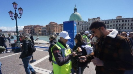 Ein Kontrolleur prüft die Eintrittskarten für den Eintritt in die Stadt Venedig. Foto: epa/Andrea Merola