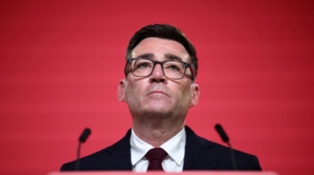 Andy Burnham spricht nach seiner Wahl zum neuen Vorsitzenden der Labour-Partei und künftigen britischen Premierminister in London. Foto: EPA/Henry Nicholls / Pool