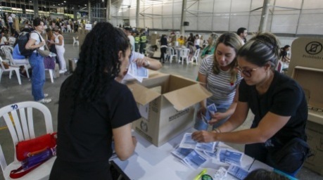 Wahlhelfer zählen in Medellín die Stimmen der Präsidentschaftsstichwahl aus. In Kolumbien entscheidet sich, wer künftig das höchste Staatsamt übernimmt. Foto: epa/Str