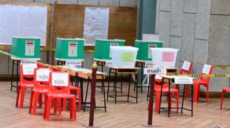Bangkok bereitet sich auf die Wahlen am 28. Juni vor: Bei einer Schulung im Bezirk Thung Khru wurden Wahlhelfer auf einen transparenten und fairen Ablauf der Abstimmung eingestimmt. Bild: Bangkok Metropolitan Administration (BMA)