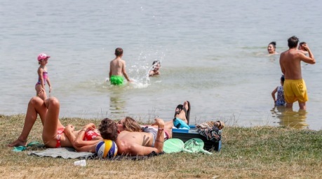 Menschen kühlen sich im Eau-d'Heure-See bei Froidchapelle während einer Hitzewelle in Belgien ab. Archivfoto: epa/Stephanie Lecocq