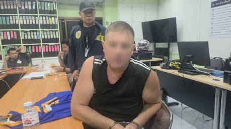 Der festgenommene Australier äußert sich während seiner Vernehmung bei der Polizei in Pattaya zu den gegen ihn erhobenen Vorwürfen. Bild: TMN.TV