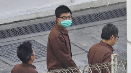 Joshua Wong geht in Häftlingskleidung durch das Lai Chi Kok Reception Centre in Hongkong. Foto: EPA/Jerome Favre