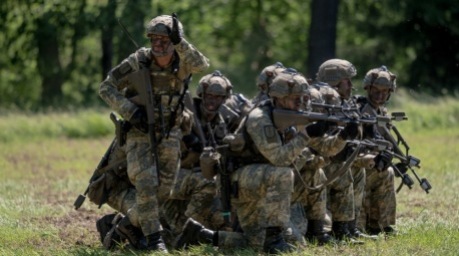 Grundwehrdiener des österreichischen Bundesheeres nehmen auf dem Truppenübungsplatz Allentsteig an einer Zielüberprüfung während einer Militärübung teil. Foto: EPA/Christian Bruna