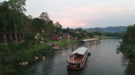Die RV River Kwai kreuzt die malerischen Gewässer Thailands und bietet einzigartige Einblicke in die Geschichte und Kultur. Foto: Asian Trails
