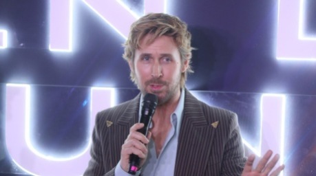 Der kanadische Schauspieler Ryan Gosling spricht auf dem roten Teppich zur Premiere des Films „Project End of the World“ in Mexiko-Stadt. Foto: EPA/Mario Guzmán