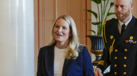 Die norwegische Kronprinzessin Mette-Marit trägt bei einem offiziellen Termin in Oslo erstmals ein Sauerstoffgerät mit Nasenbrille. Foto: Lise Åserud/Ntb Pool/dpa