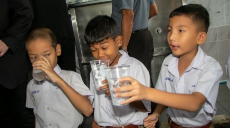 Die Schülerinnen und Schüler probieren erstmals das aufbereitete Trinkwasser aus der neuen Wasserstation an der Pattaya City School 7. Bild: RC Global Pattaya