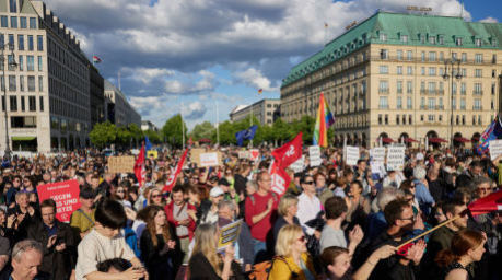 Nach dem Angriff auf den SPD-Europaabgeordneten Ecke findet vor dem Brandenburger Tor eine Solidaritätskundgebung statt. Foto: Joerg Carstensen/dpa