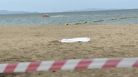Der Fundort am Jomtien Beach wurde nach dem Auffinden des Leichnams weiträumig abgesperrt. Bild: TMN.TV