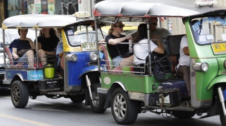 Tuk-Tuks befördern Touristen durch Bangkok. Die Reisebranche blickt trotz vorsichtiger Hoffnung auf eine Entspannung der Lage im Nahen Osten weiter zurückhaltend auf die kommenden Monate. Foto: epa/Rungroj Yongrit