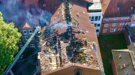Feuerwehrleute sind nach einem tödlichen Brand im LUP-Klinikum Ludwigslust am beschädigten Dachstuhl im Einsatz. Foto: Landkreis Ludwigslust-Parchim/dpa