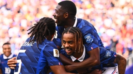 Bradley Barcola jubelt nach seinem Treffer zum 2:0 für Frankreich mit Ousmane Dembélé und Jules Koundé. Foto: dpa/Tom Weller