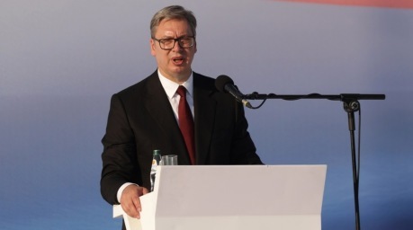 Aleksandar Vučić spricht bei einer Kundgebung der Serbischen Fortschrittspartei (SNS) in Belgrad. Foto: EPA/Andrej Cukić