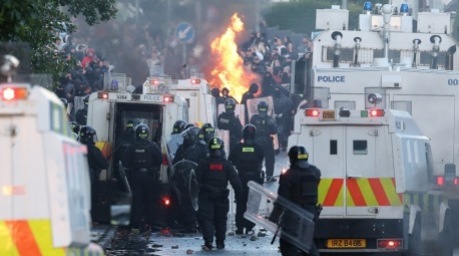 Demonstranten entzünden während der Unruhen in Newtownabbey bei Belfast Feuer auf einer Straße. Foto: epa/Adam Vaughan