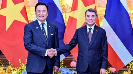 Der thailändische Premierminister Anutin Charnvirakul (l.) und Vietnams Premierminister Pham Minh Chinh begrüßen sich bei dem Treffen in Hanoi. Foto: epa/Nhac Nguyen