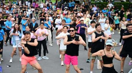 Hunderte Teilnehmer verwandeln den Lumpini Park jeden Abend in eine große Freiluft-Tanzfläche. Bild: Bangkok Metropolitan Administration (BMA)