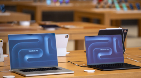 Zwei Laptops MacBook Pro stehen im Apple-Store am Kurfürstendamm. Foto: Monika Skolimowska/dpa