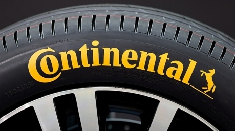 Das Continental-Logo ist auf einem Reifen. Der 1871 gegründete deutsche Automobilhersteller Continental ist auf Reifen, Bremsen und Produkte für die Fahrzeugsicherheit spezialisiert. Foto: EPA-EFE/HANNIBAL HANSCHKE