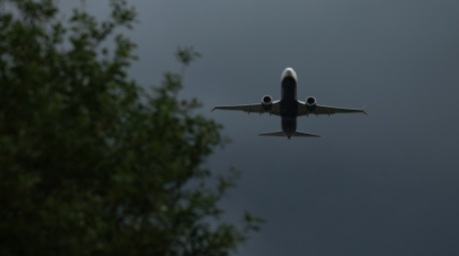 Ein Ryanair-Flugzeug startet vom Flughafen Manchester. Steigende Kerosinpreise belasten Fluggesellschaften weltweit. Foto: EPA/Adam Vaughan