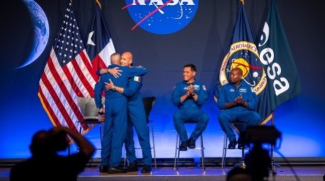Die Artemis III-Besatzungsmitglieder Randy Bresnik und Luca Parmitano umarmen sich während einer Pressekonferenz im Johnson Space Center Foto: Annie Mulligan/Fr172050 Ap/ap/dpa