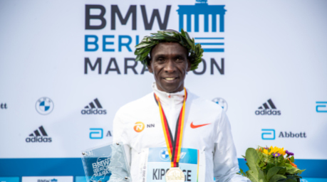 Marathon, Entscheidung(en) Marathon. Eliud Kipchoge aus Kenia lächelt bei der Siegerehrung des BMW Berlin Marathons. Er erreichte nach 2:01:09 Stunden als Erster das Ziel und läuft einen neuen Weltrekord. Foto: Andreas Gora/dpa